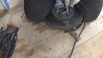 Отверткой откручиваем болты тормозного диска Тормозной диск КИА Рио