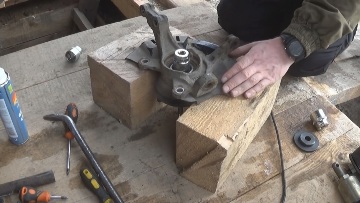 Устанавливаем поворотный кулах на два бруска, и берем головку на 27-30 Выпрессовка подшипника ступицы КИА Рио