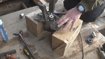 Ударами молотка выбиваем внутреннюю обойму подшипника Выпрессовка подшипника ступицы КИА Рио