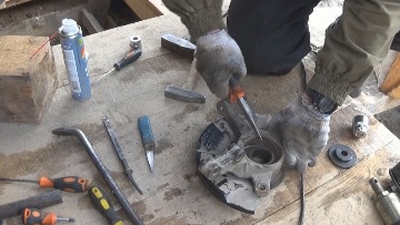 Снимаем стопорное кольцо круглогубцами Стопорное кольцо подшипника ступицы КИА Рио