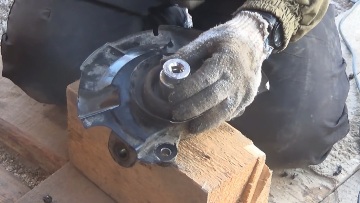 Аккурано и равномерно выбиваем наружную обойму из поворотного кулака Подшипник ступицы KIA Rio