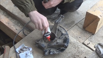 Протираем и смазываем посадочную поверхность кулака Поворотный кулак KIA Rio