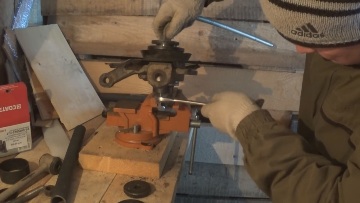 Запрессовка подшипника съемником в тисках Запрессовка подшипника ступицы KIA Rio