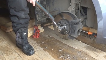 Откручиваем ступичную гайку Гайка ступицы КИА Рио