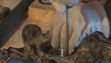 Устанавливаем стопорное кольцо на место после запрессовки Запрессовка подшипника ступицы KIA Rio