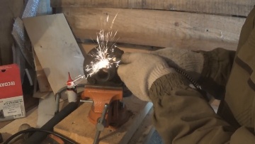 Обойму на ступице разрезаем аккуратно болгаркой Ступица передняя KIA Rio