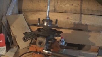 В установленный подшипник вставляется ступица и запрессовывается до упора съемником в тисках Запрессовка ступицы передней KIA Rio