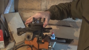 После запрессовки проверяем ход и вращение Запрессовка ступицы передней KIA Rio