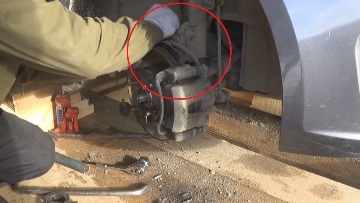 У кронштейна крепления тормозного шланга выкручиваем болты Тормозной шланг КИА Рио