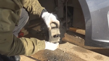 Снимаем тормозной суппорт Тормозной суппорт КИА Рио