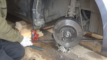 Поднимаем кулак, чтобы выцепить его из шаровой опоры Шаровая опора КИА Рио