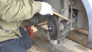 Выкручиваем болты крепления стойки к кулаку, а так же болт шаровой опоры Шаровая опора КИА Рио