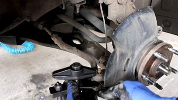 Демонтаж рулевой тяги