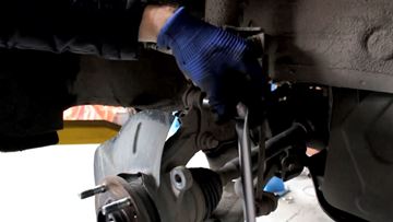 Демонтаж креплений поворотного кулака