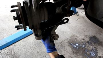 Расширение отверстия при помощи отвертки