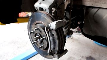 Демонтаж тормозных колодок