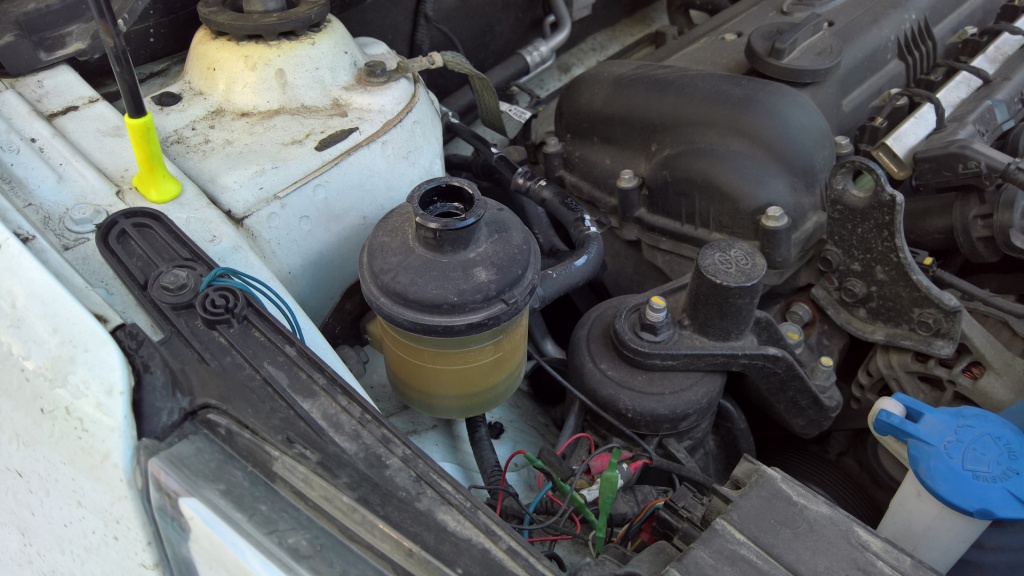 Бачок с жидкостью гидроусилителя руля в Kia Rio 3