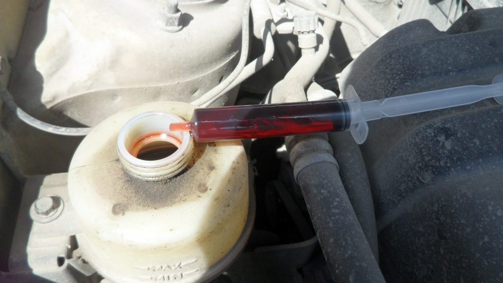 заливка жидкости ГУР в расширительный бачок