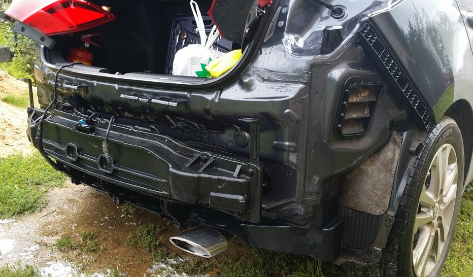 Процесс снятия бамперов в Kia Ceed