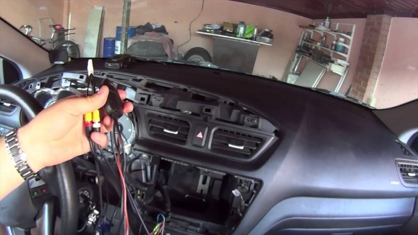 Снимаем приборную панель 