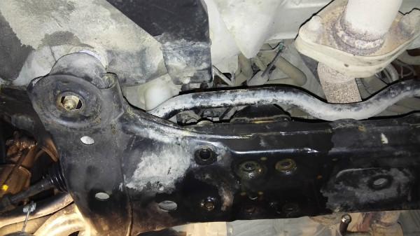 Задняя часть подрамника с открученными и снятыми гайками