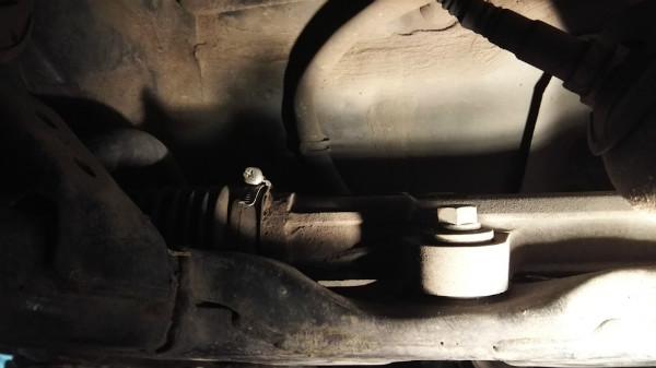 Один из четырех болтов крепления направляющей