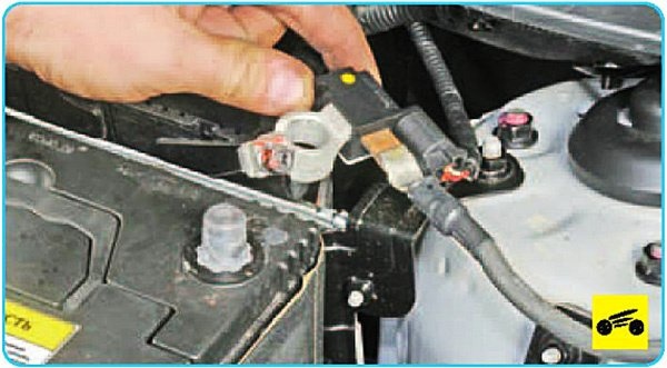 Отсоедините провод от отрицательной клеммы аккумулятора.