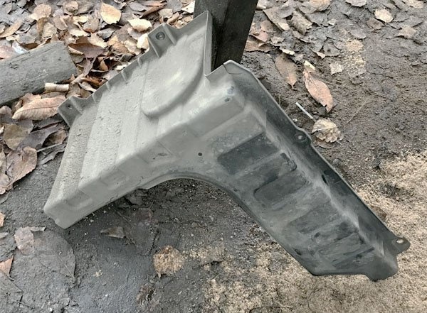 Используя гаечный ключ на 10 мм, снимите пластиковый экран, прикрепленный к четырем болтам. 