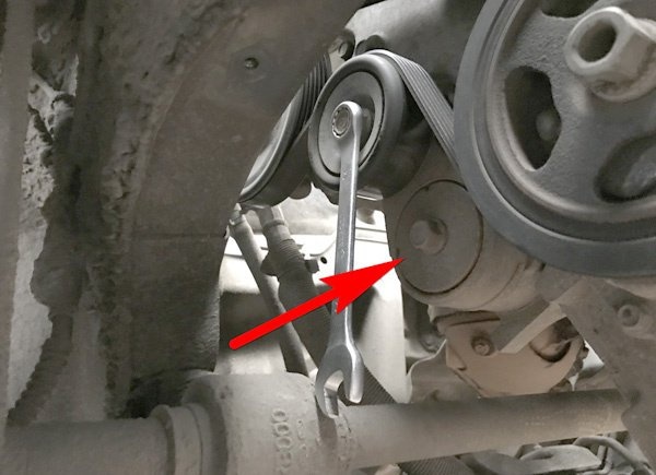 Если ошиблись и закинули сюда, просто откручиваем сам натяжитель.