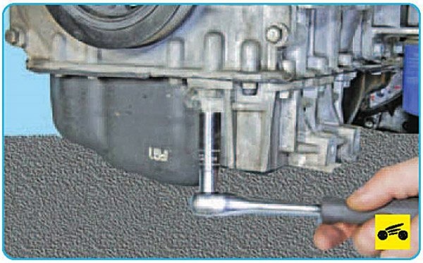 Прикрепите кронштейн компрессора.