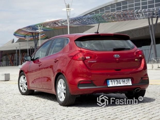 Kia Ceed 2012, вид сзади
