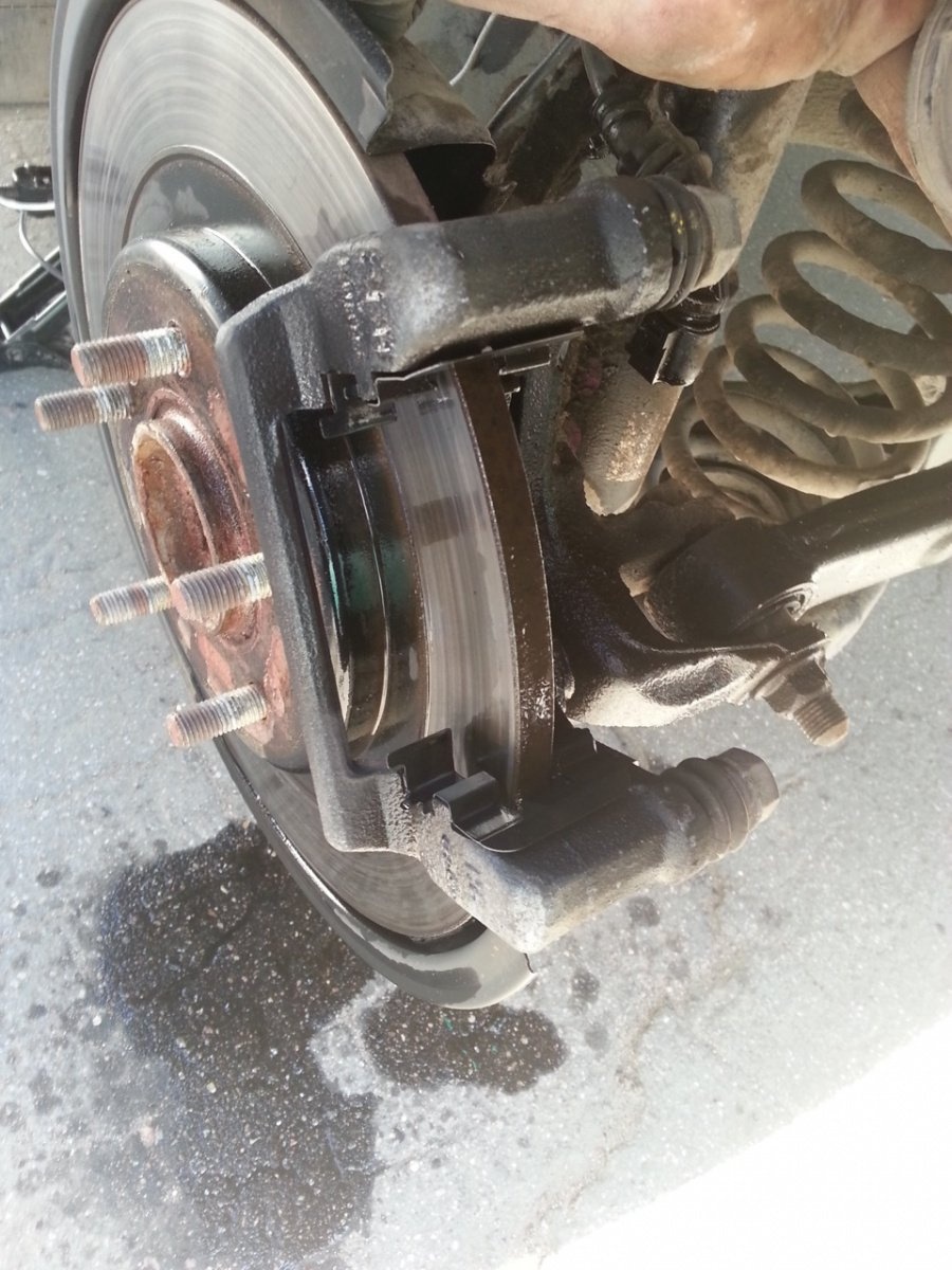 Замена задних тормозных колодок kia led