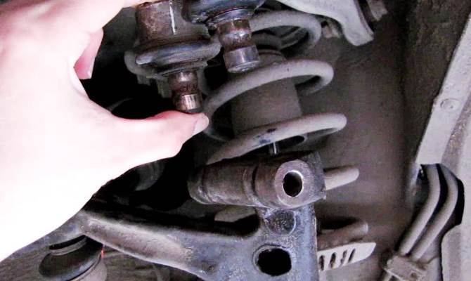 стук в задней подвеске при торможении