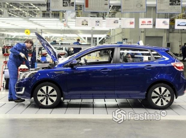 Kia Rio 2012 хэтчбек, вид сбоку