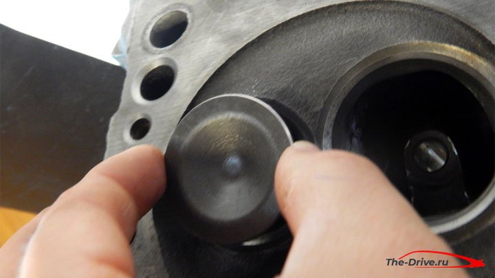 Выходит масло через трубу выхлопных газов. Что это значит и как решить такую ​​проблему?