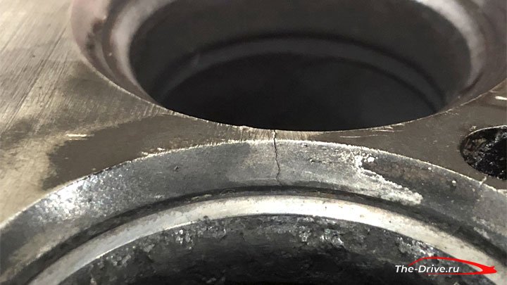 Выходит масло через трубу выхлопных газов. Что это значит и как решить такую ​​проблему?