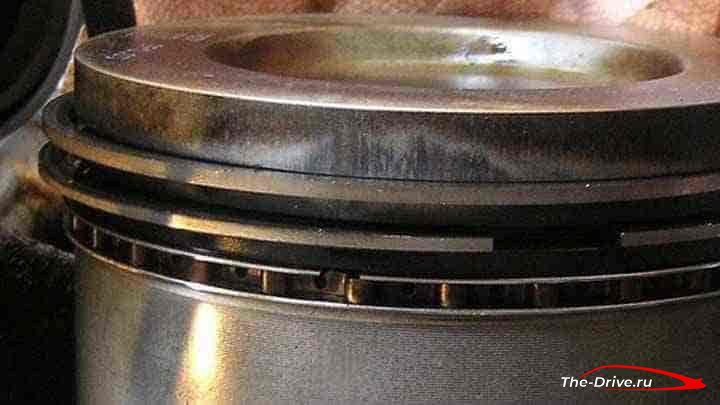 Выходит масло через трубу выхлопных газов. Что это значит и как решить такую ​​проблему?