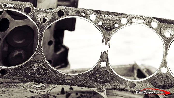 Выходит масло через трубу выхлопных газов. Что это значит и как решить такую ​​проблему?