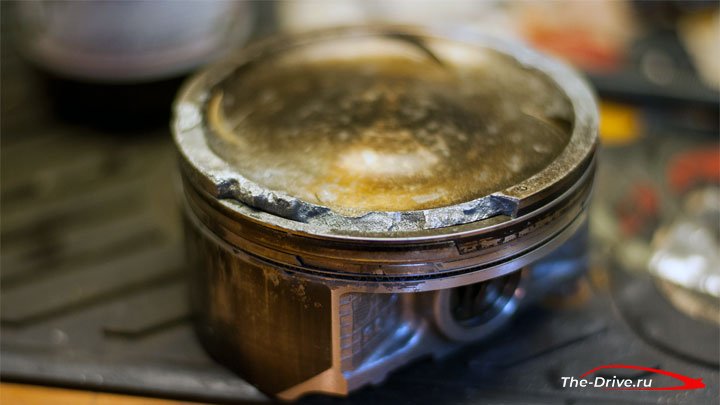 Выходит масло через трубу выхлопных газов. Что это значит и как решить такую ​​проблему?