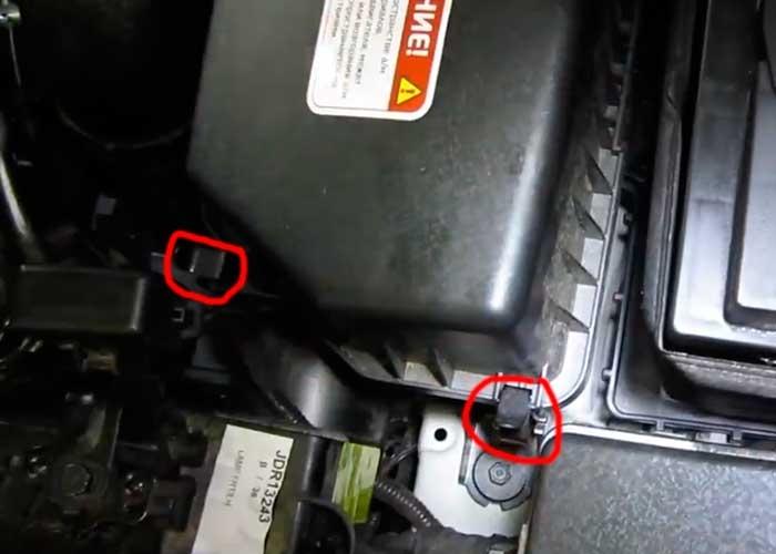 Отстегиваем удерживающие защелки