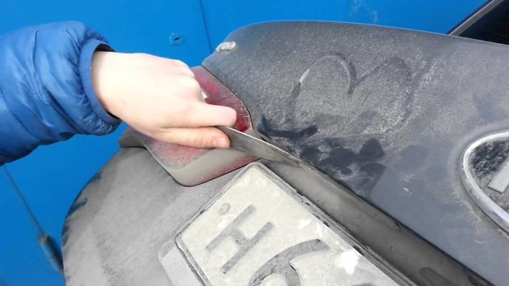 Некоторые советуют менять лампы без разбора крышки багажника