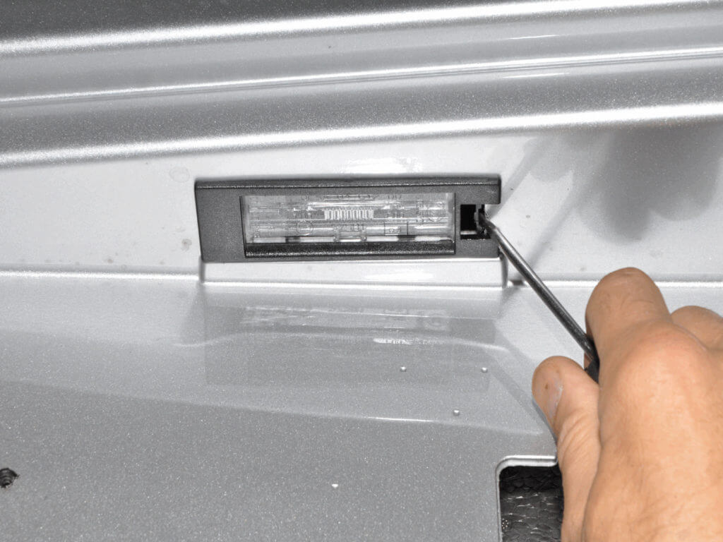 Давим в противоположную сторону от отверстия и вниз, снимаем плафон