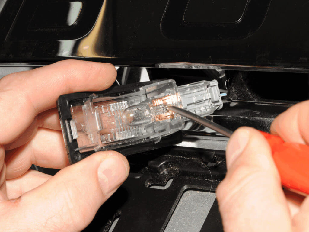 Отсоединяем разъем питания от плафона