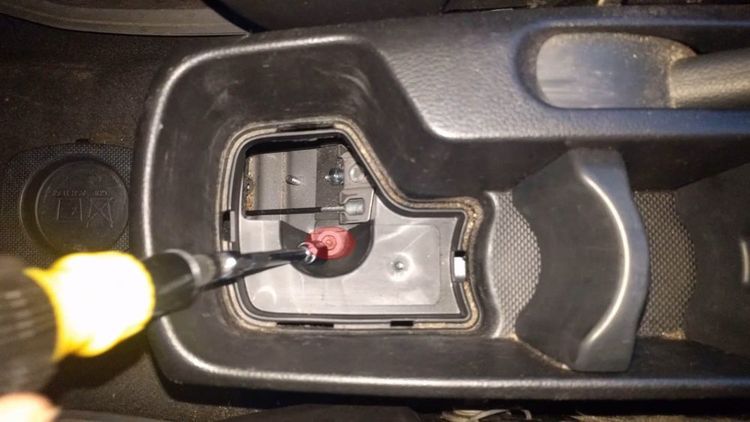 Как подтянуть ручник на Киа Рио?