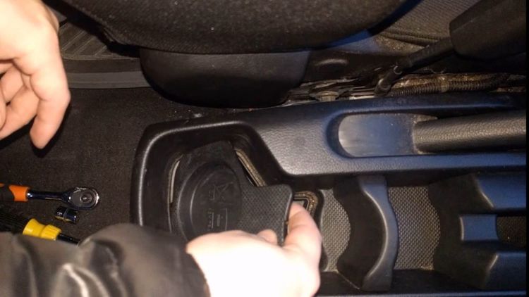 Как подтянуть ручник на Киа Рио?