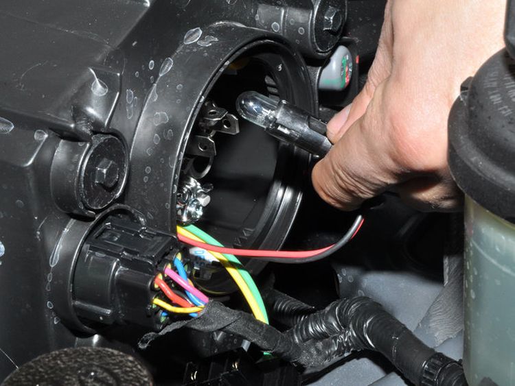 Как поменять лампочки в фарах Киа Рио?