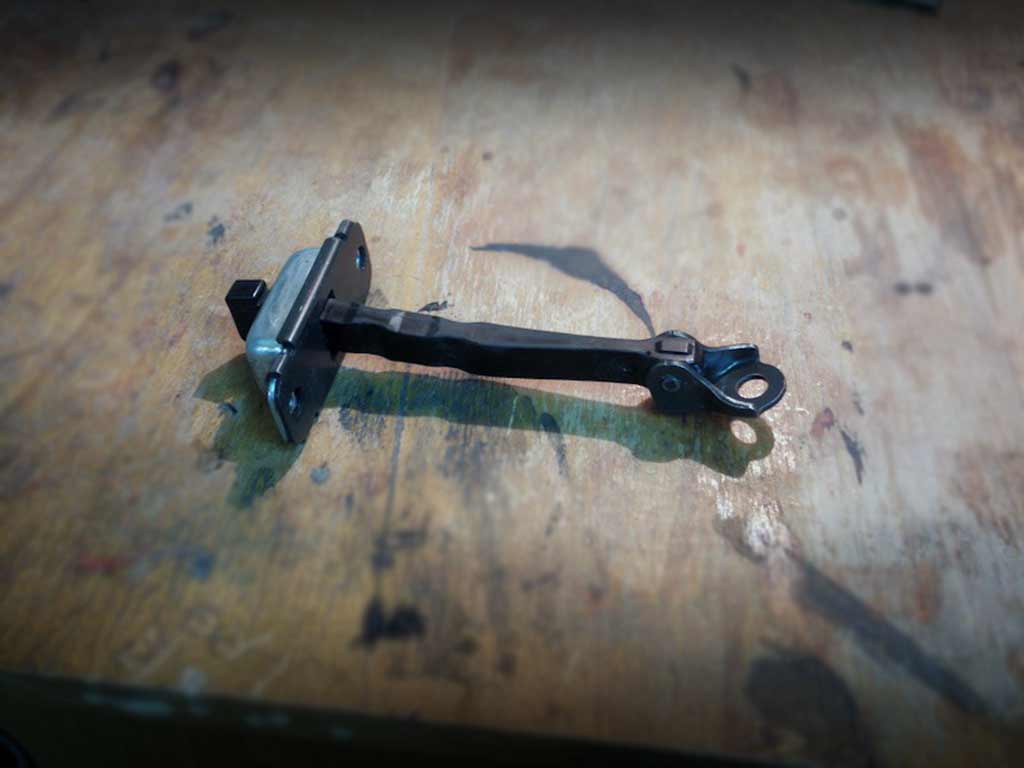 Kia-Rio-3-ограничитель-двери