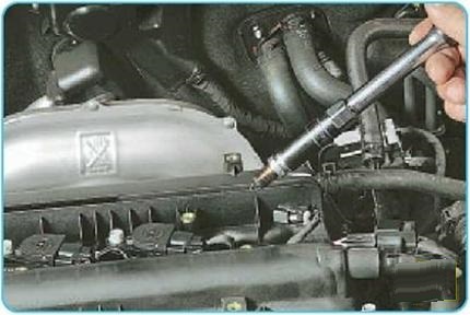 Изъятие свечи для визуального осмотра