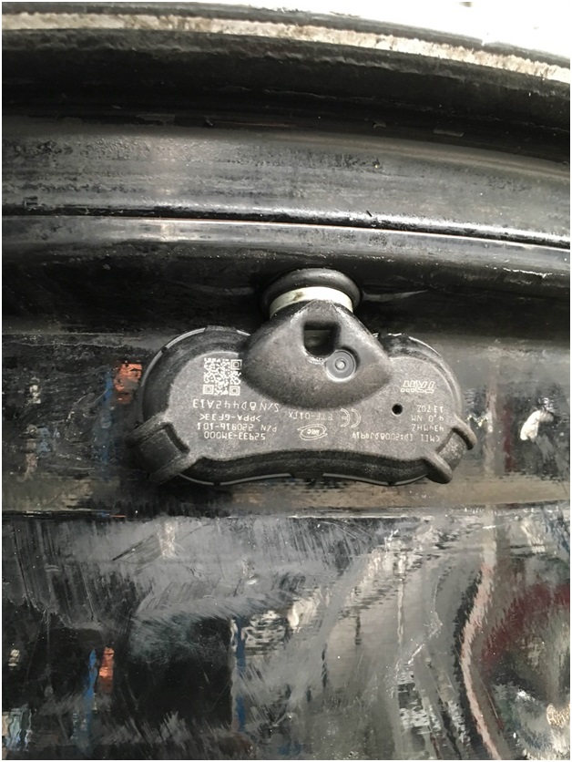 Смонтированный датчик давления в шинах