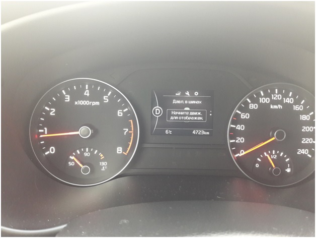 Сообщение на дисплее бортового компьютера автомобиля Киа Спортейдж 4 о необходимости начать движение для корректной работы датчиков